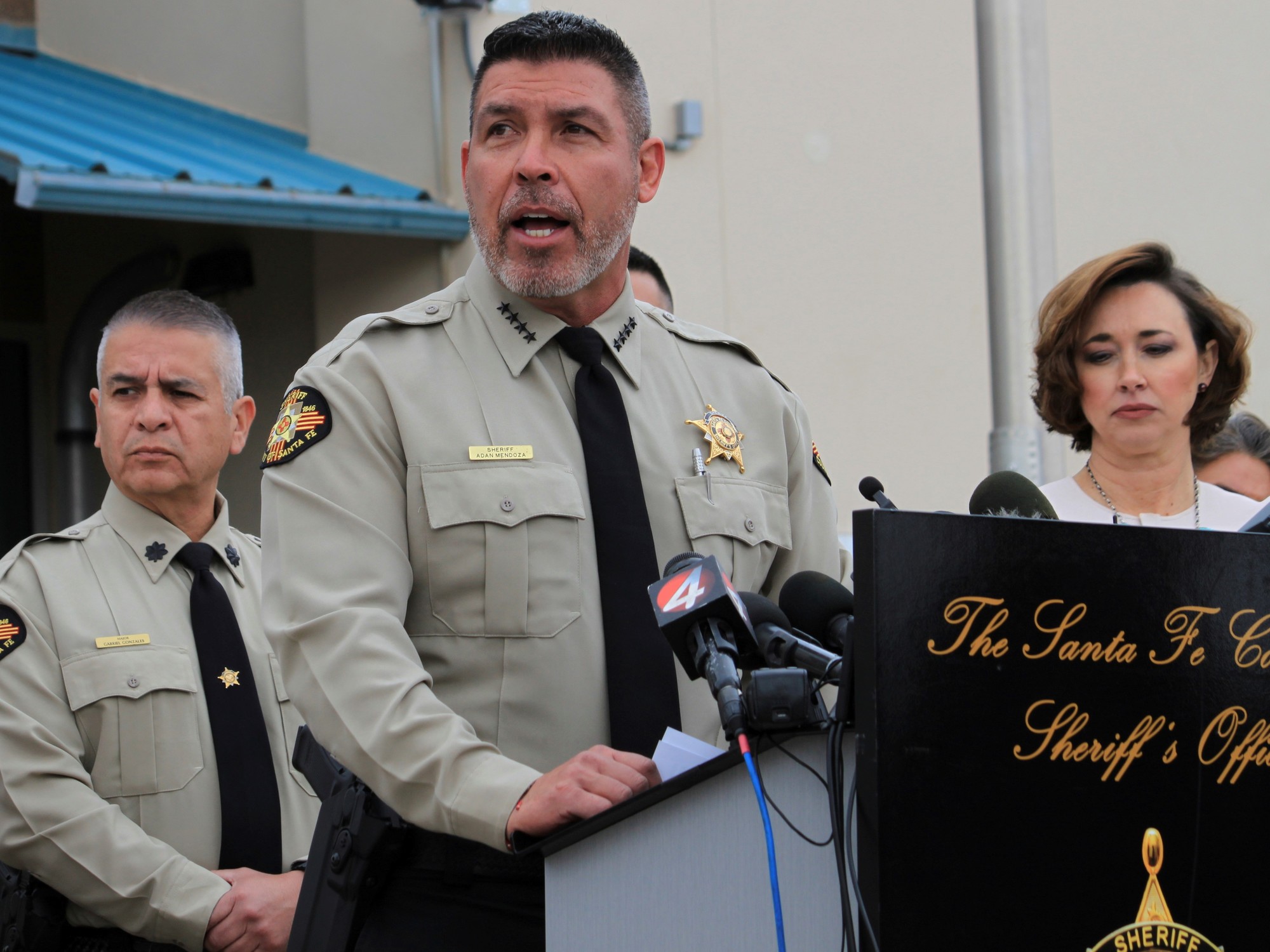 El sheriff Adan Mendoza durante la conferencia de prensa sobre las causas de muerte de Gene Hackman y su esposa Betsy Arakawa. (AP Photo/Susan Montoya Bryan)