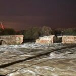 El momento exacto del derrumbe de un puente a causa del temporal: el impactante video