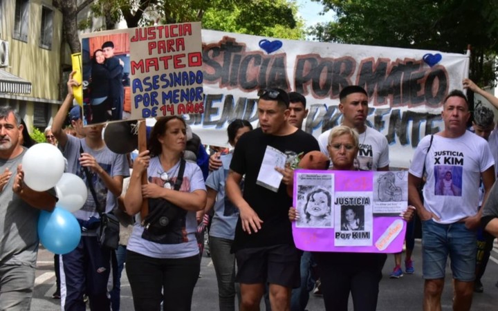 Familiares de Kim Gómez y Mateo Yagame, encabezaron la protesta que salió desde Plaza Moreno. Foto: Gentileza El Día.