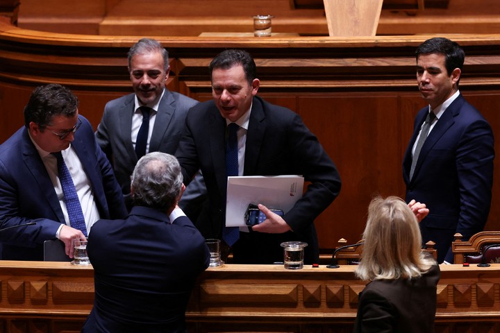 El primer ministro de Portugal, Luis Montenegro, se prepara para salir después de que los legisladores votaran en contra de la moción de confianza del gobierno en el parlamento en Lisboa. Foto Reuters