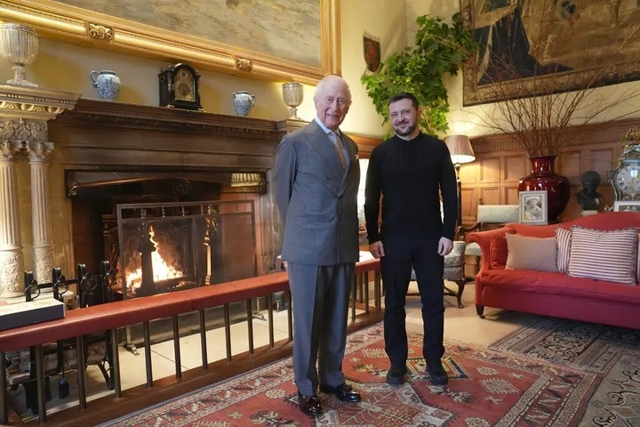 El Rey Carlos y el Presidente de Ucrania Volodymyr Zelensky en la finca de Sandringham el domingo Foto pool de Joe Giddens