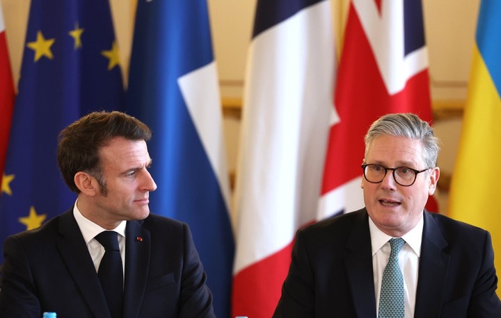 Emmanuel Macron y Keir Starmer, durante la cumbre europea del domingo, en Londres. Foto: BLOOMBERG 