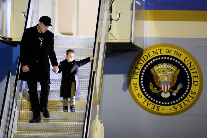 Elon Musk y su hijo X Æ A-Xii bajan del Air Force One, el avión presidencial de los Estados Unidos. Foto AP.