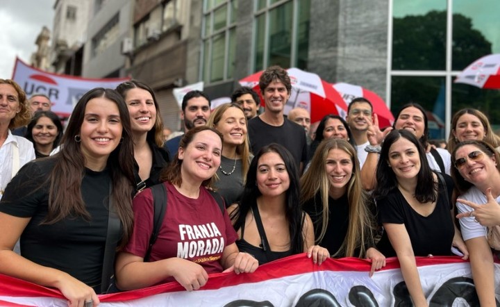Lousteau en la columna del radicalismo en la marcha del 24 de marzo, con Lula Levy en primera fila.