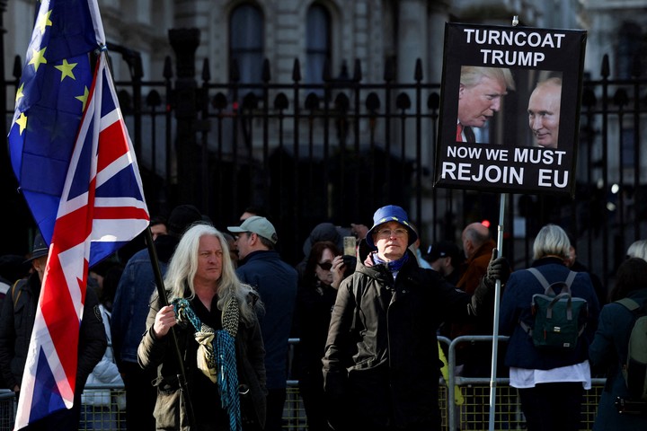 Una protesta contra los presidentes de Estados Unidos y Rusia, frente a la residencia oficial de Downing St. en Londres, tras la visita de Volodimir Zelenski, el sábado. Foto. REUTERS  