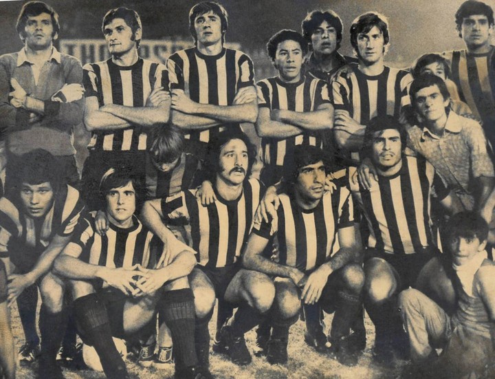 Norberto Menutti, el primero de arriba, arquero de Rosario Central campeón de 1971