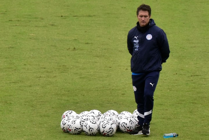 Guillermo y su última vez como DT, con la selección de Paraguay. Foto: Norberto DUARTE / AFP.