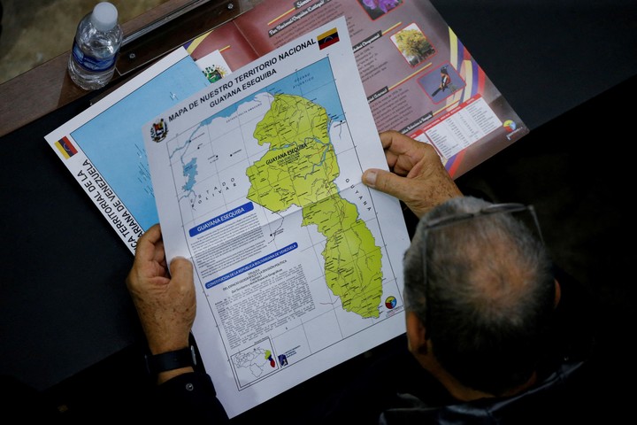 Un mapa de la disputada región del Esequibo, durante una sesión en el Parlamento de Venezuela, en 2023. Foto: REUTERS  