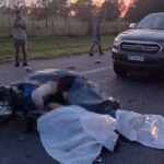 Iban en una moto robada, chocaron un camión y los atropelló una camioneta que venía detrás