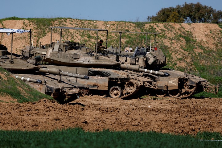 Tanques israelíes están estacionados cerca de la frontera entre Israel y Gaza, en medio de un alto el fuego entre Israel y Hamas. Foto Reuters