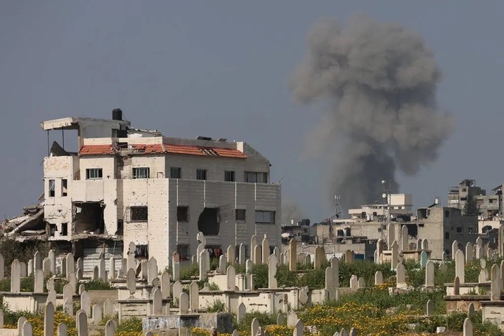 El humo se eleva al oeste de la ciudad de Gaza el martes. Foto Omar Al-Qattaa/Agence France-Presse