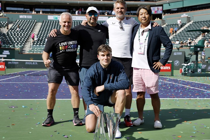 Draper y su equipo, tras la victoria en Indian Wells. "Siento que me lo merezco", afirmó el británico. Foto EFE/EPA/JOHN G. MABANGLO