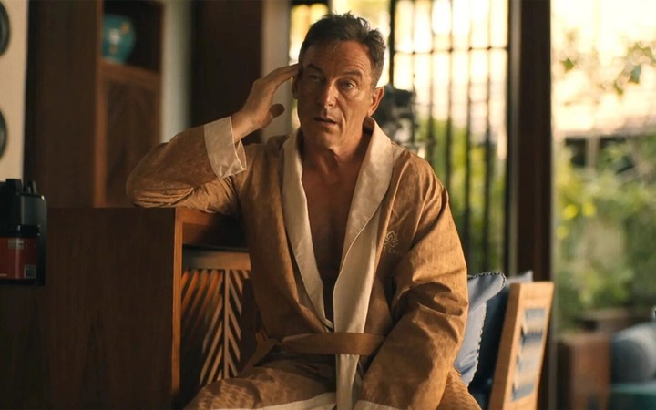 Timothy (Jason Isaacs), segundos antes del desastre con la bata abierta. Foto MAX