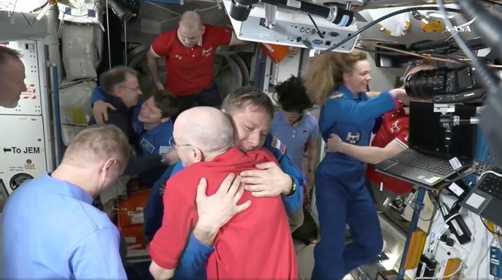 El encuentro entre las dos tripulaciones el domingo, en la Estación Espacial Internacional. Foto: AP