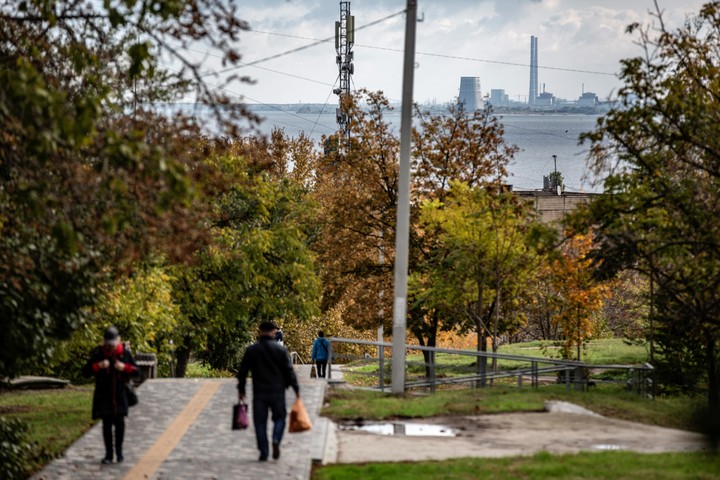 La central nuclear de Zaporizhzhia vista desde la ciudad de Nikopol, Ucrania, 21 de octubre de 2022. Las fuerzas rusas han ocupado la planta desde los primeros días de su invasión a gran escala de Ucrania. (Finbarr O'Reilly/The New York Times)