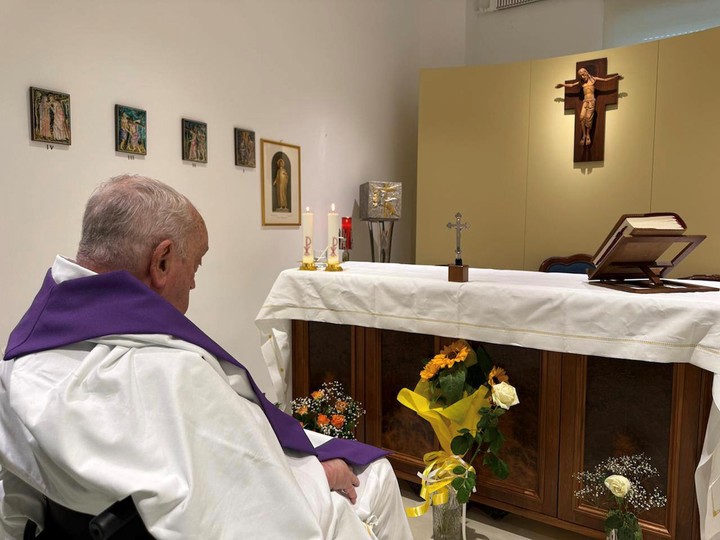 El Vaticano difundió este domingo la primera foto del papa desde su hospitalización el pasado 14 de febrero, en la que se le ve, de lado, concelebrando la misa en la capilla del apartamento en la décima planta del Gemelli de Roma. EFE/Oficina de prensa del Vaticano 