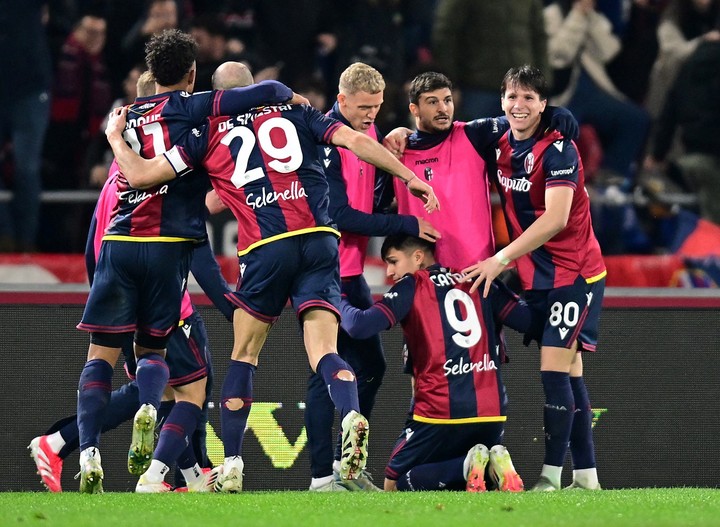 Los jugadores de Bologna, entre ellos los argentinos Santiago Castro y Benjamin Domínguez. Foto: REUTERS / Daniele Mascolo.