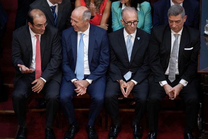 Los cuatro jueces de la Corte, el sábado en el Congreso. Foto: Xinhua.