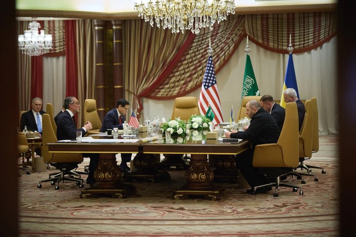 Imagen facilitada por la oficina presidencial ucraniana de la reunión del martes entre funcionarios ucranianos y estadounidenses en Jeddah, Arabia Saudí. Foto Servicio de Prensa Presidencial de Ucrania, vía Agence France-Presse.