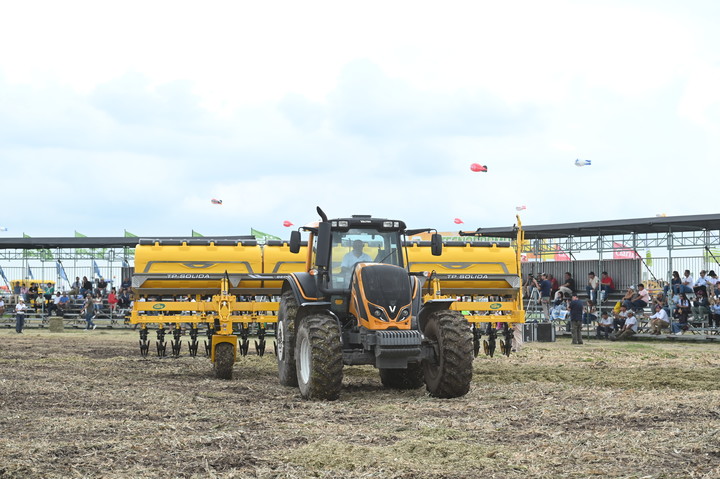 Ferrtilizadora incorporadora equipada con un sistema dinámico de pesadas, para aydar al control estricto de la dosificación del fertilizante