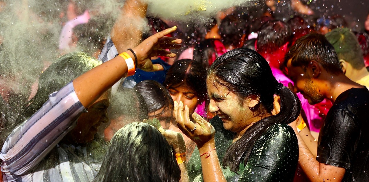 Cientos de familias se tiñen de colores para celebrar la primavera. Foto: EFE/EPA/JAGADEESH NV