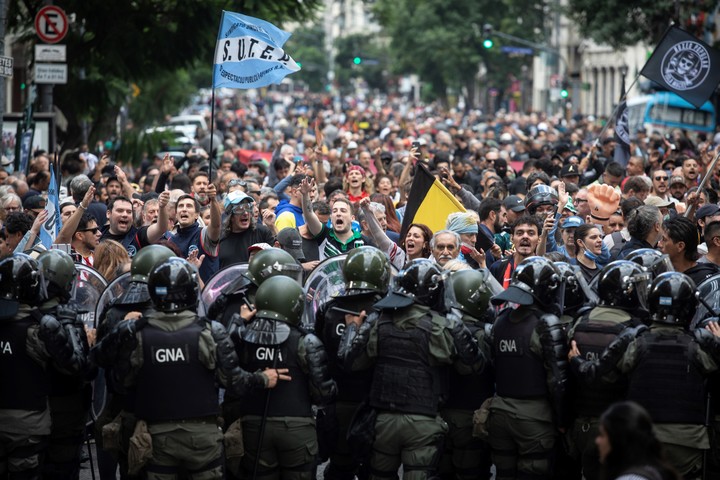 Manifestantes participan en una protesta de jubilados respaldados por aficionados del fútbol, en las inmediaciones del Congreso Nacional (Xinhua/Martín Zabala)