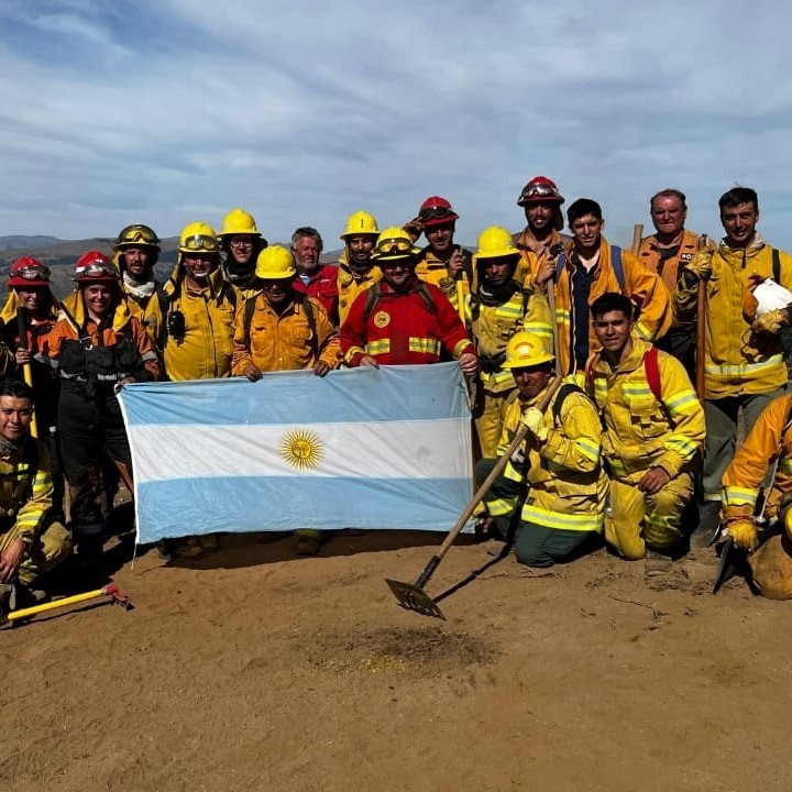 Díaz y Ulloa formaron parte del grupo que viajó con la Federación de Bomberos bonaerense. Combatieron el fuego en el Parque Nacional Lanín.