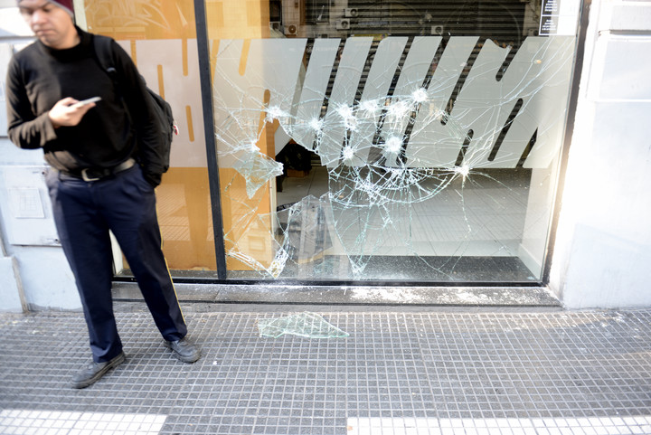 Destrozos y pérdidas para los comerciantes de la zona de Congreso, que padecen con cada manifestación. Foto: Luciano Thieberger