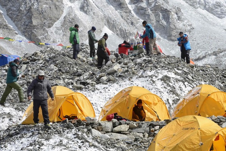 Sherpas nepaleses en el campamento base del Everest, preparándose para presentar sus respetos a la montaña antes de iniciar el ascenso. Foto 
Prakash Mathema/Agence France-Presse