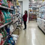 Los salarios y la inflación se estancan y frenan el rebote del consumo