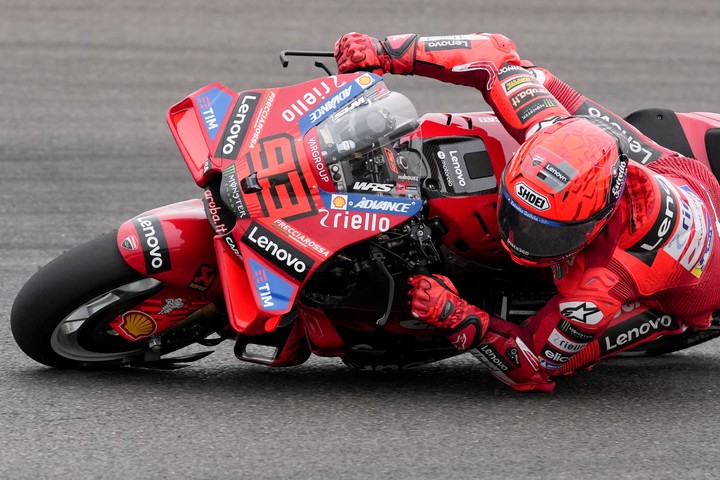 Marc Márquez en acción con la Ducati. Foto AP Photo/Gustavo Garello