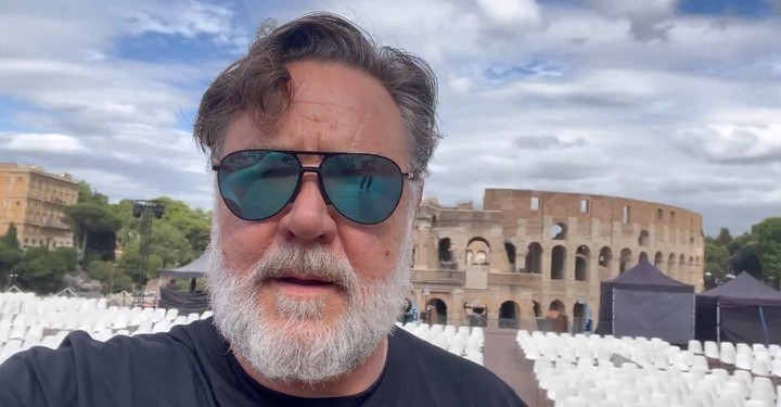 Russell Crowe con el Coliseo de fondo.