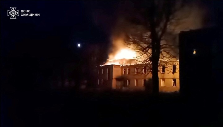 Vista de un ataque a un hospital, en medio del ataque de Rusia a Ucrania, en Krasnopillia, región de Sumy, Ucrania, en esta imagen difundida el 19 de marzo de 2025.   STATE EMERGENCY SERVICE OF UKRAINE/Handout via REUTERS 