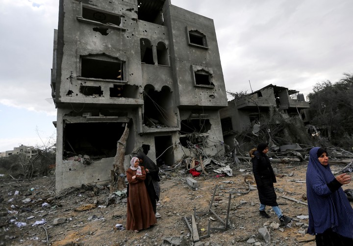 Un edificio destruido por los bombardeos de Israel en Jan Younis, en el sur de la Franja de Gaza. Foto: REUTERS  