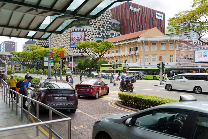 Una parada de taxis en un centro comercial de Singapur, 11 de marzo de 2025. En Singapur abundan las plataformas de vehículos de alquiler y los taxis. (Chang W. Lee/The New York Times)