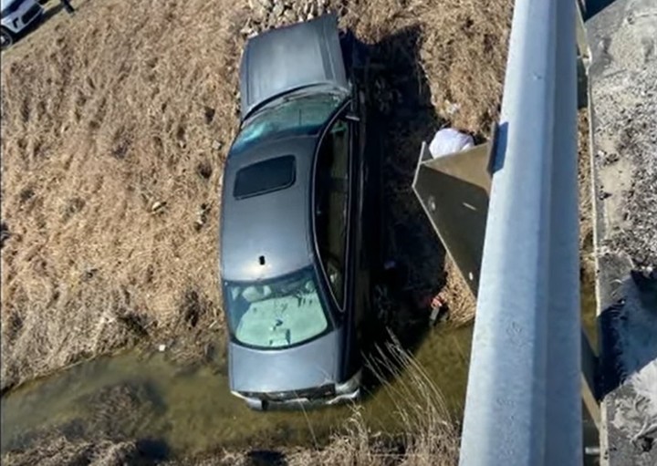 Así quedó el auto de la mujer, tras haber caído a la zanja. Foto: Team NWI Independent Search & Rescue.