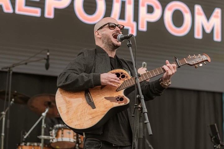 Andrej Gjorgjieski, el cantante de la banda DNK que murió el domingo durante el incendio en el boliche de Macedonia.