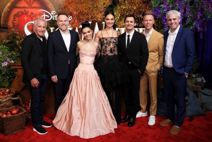 Rachel Zegler, Gal Gadot y el equipo de "Blanca Nieves". Fotos Disney