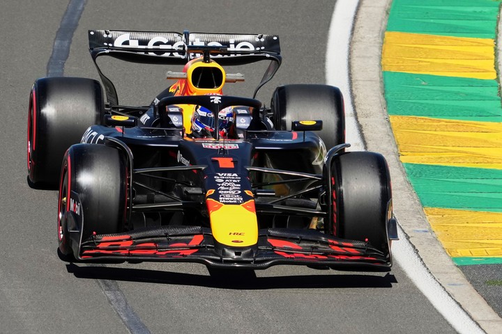 Max Vertsappen, en pista con su Red Bull. Foto de AP