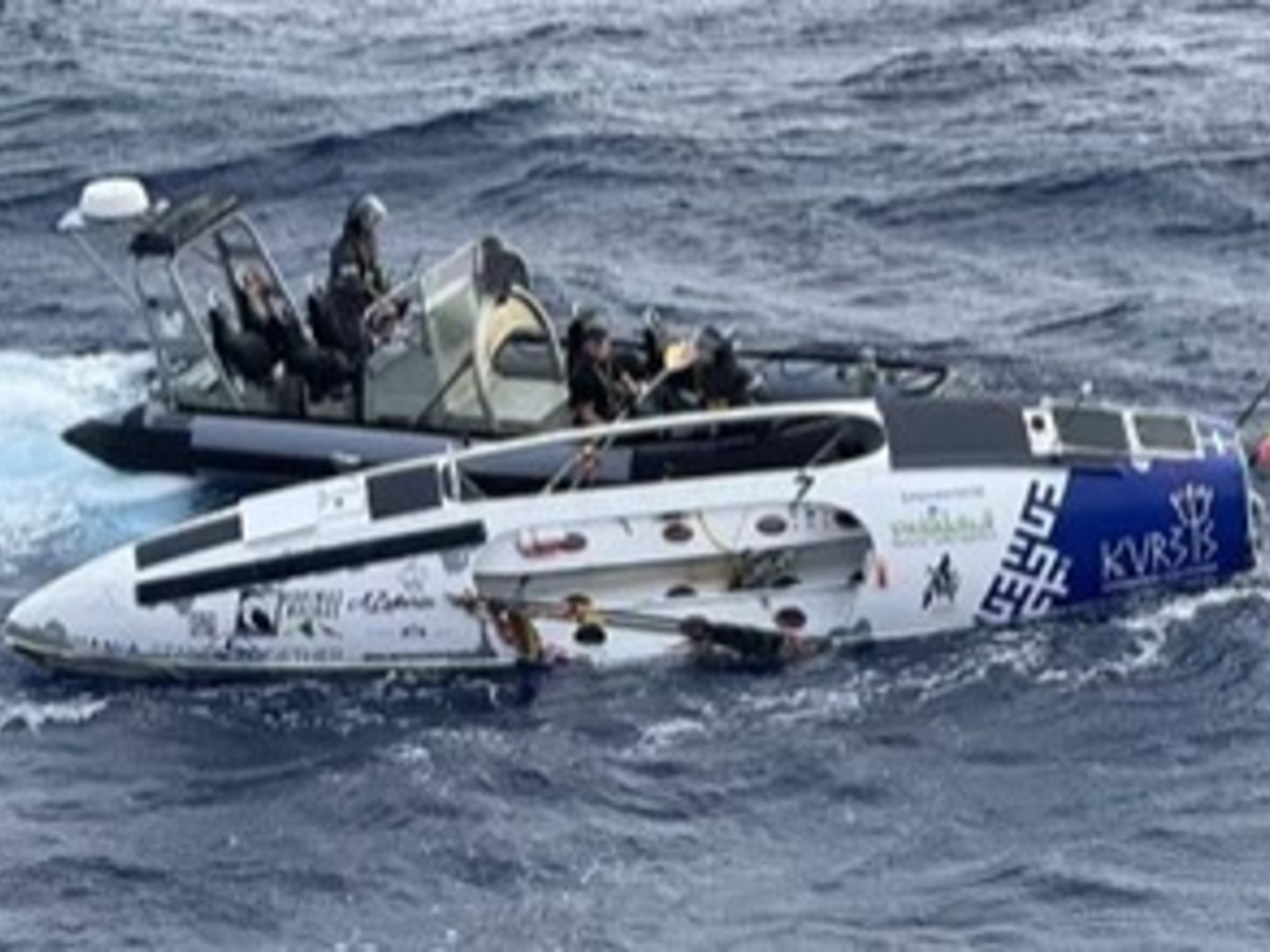 El momento en que rescataron al náufrago lituano en las costas de Australia (Foto: Instagram @patriot_lt).