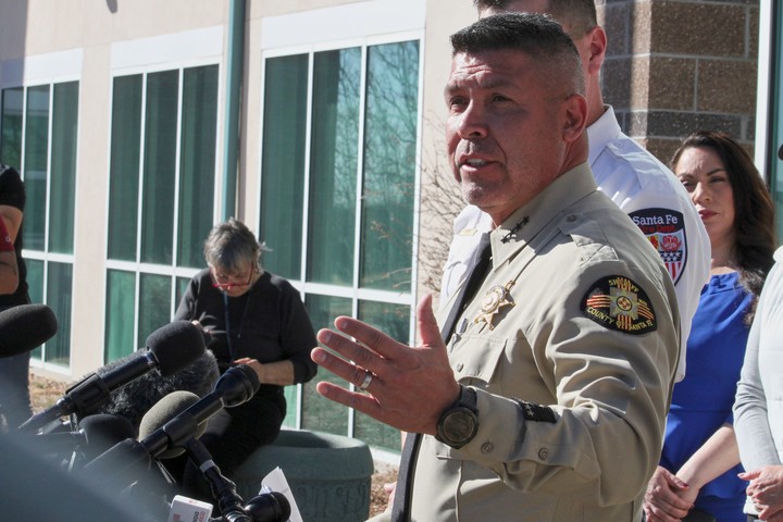 Adan Mendoza, sheriff de Santa Fe, dijo que intentan descifrar las contraseñas de dos teléfonos celulares encontrados en la casa de Hackman. Foto AP