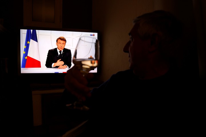 El presidente Emmanuel Macron, durante su discurso a los franceses, el miércoles. Foto: EFE  