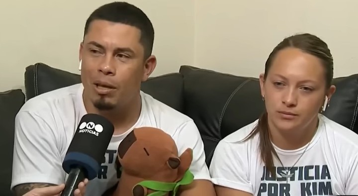 Los papás de Kim Gómez, la nena de 7 años asesinada durante un asalto en La Plata.