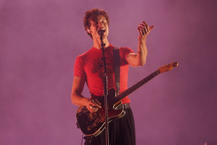 Shawn Mendes conmovió a más de uno con un espectáculo personal y bajo la lluvia. Foto: Martín Bonetto