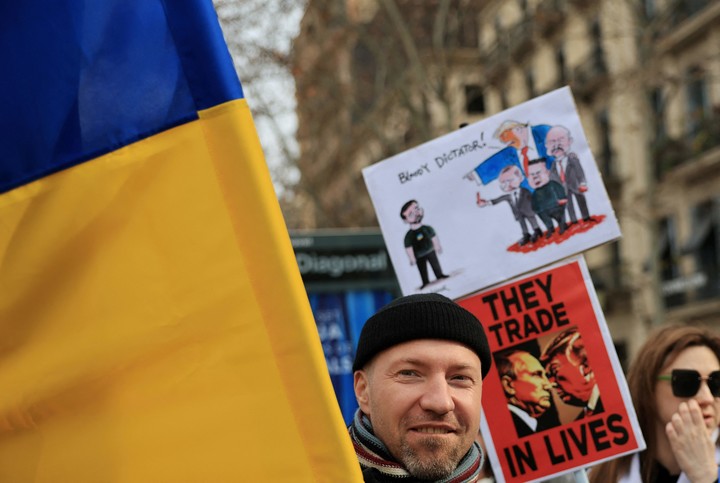 Manifestantes en Londres muestran su apoyo a Volodimir Zelenski, tras su pelea con Donald Trump. Foto. REUTERS 