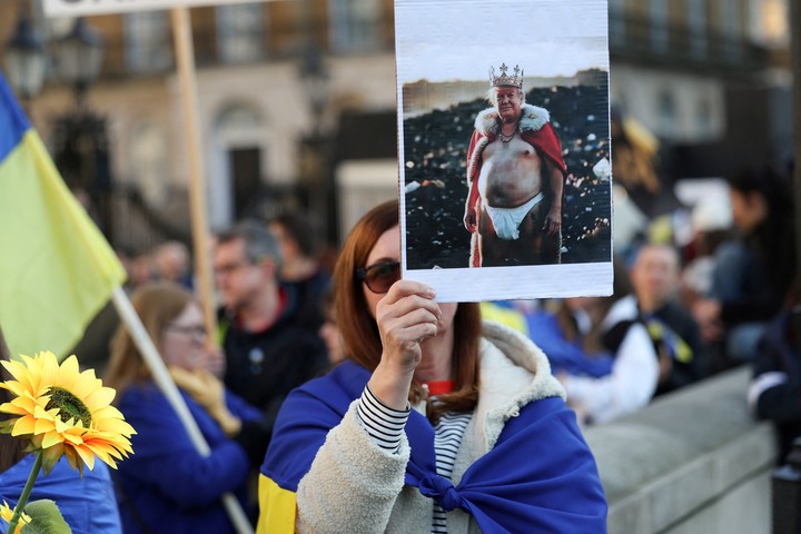 Un manifestante sostiene un cartel con una imagen que representa al presidente de Estados Unidos, Donald Trump, frente a Downing Street, el día de una cumbre de líderes europeos organizada por el primer ministro británico, Keir Starmer, para discutir la seguridad europea y Ucrania, en Londres, Gran Bretaña, 2 de marzo de 2025. REUTERS/Isabel Infantes