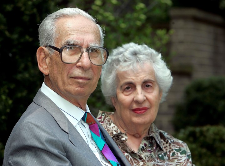 Esta foto de archivo del 10 de mayo de 2005 muestra a Claude Cassirer, de San Diego, con su esposa, Beverly, en Cleveland Heights, Ohio. (AP Photo/Mark Duncan, Archivo)