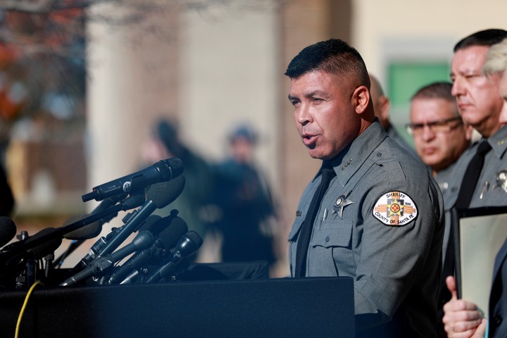 El sheriff Adan Mendoza brindó varias conferencias de prensa para actualizar el caso de Hackman y Arakawa (Foto: REUTERS/Adria Malcolm)