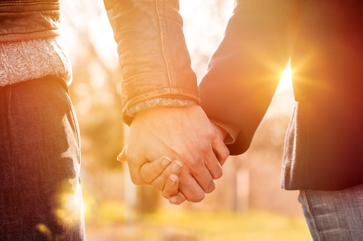 Pareja de la mano. Foto: ilsutración Shutterstock.