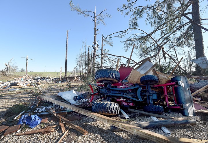 Ya son al menos 35 los muertos por tornados y temporales en Estados Unidos. Foto EFE
